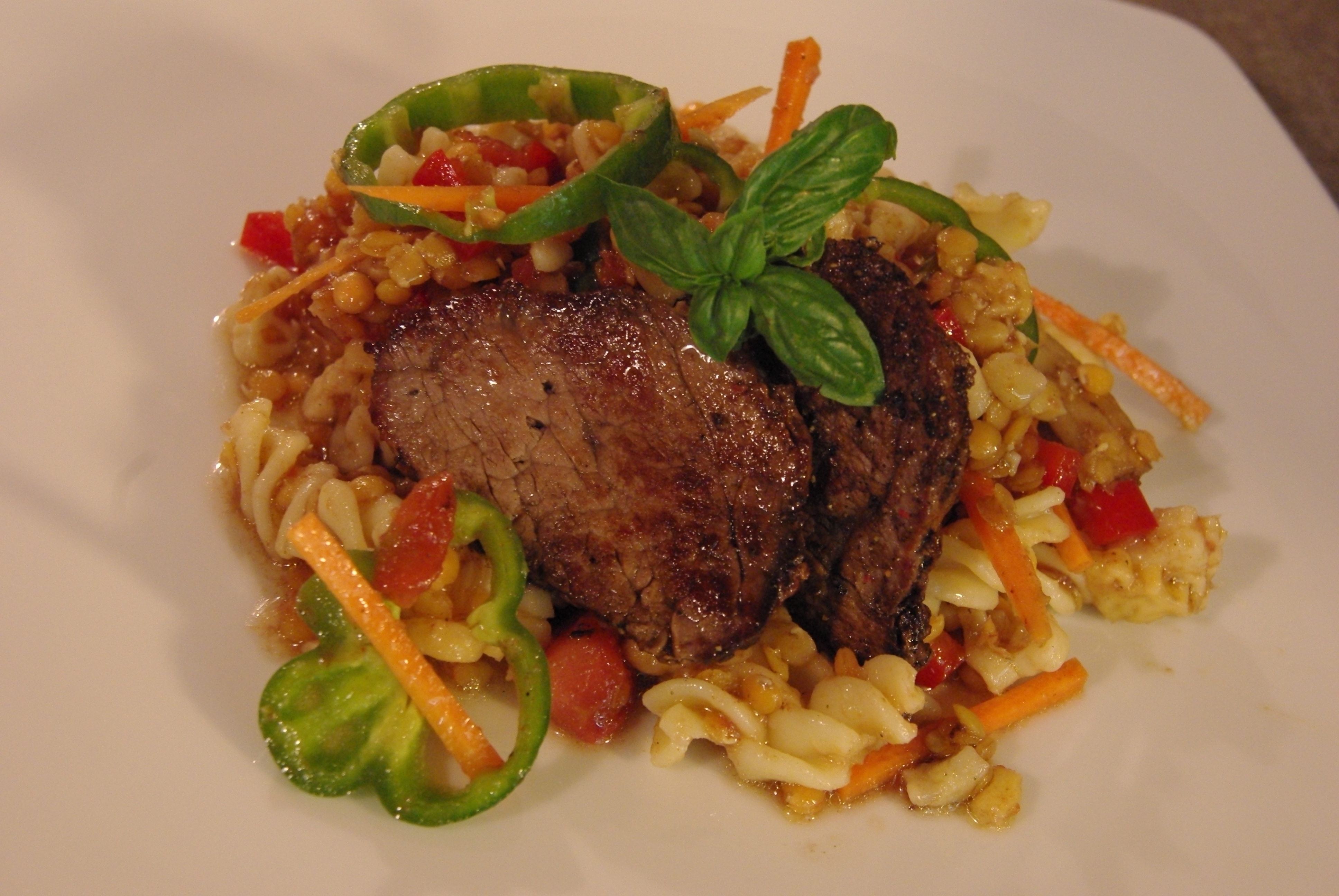 Nudelsalat mit Rinderfiletscheiben und bunten Linsen Nudelsalat mit Rinderfiletscheiben und bunten Linsen